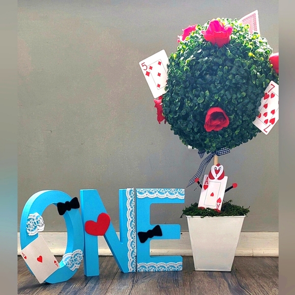 Alice in Wonderland Topiary - Picture 3 of 3